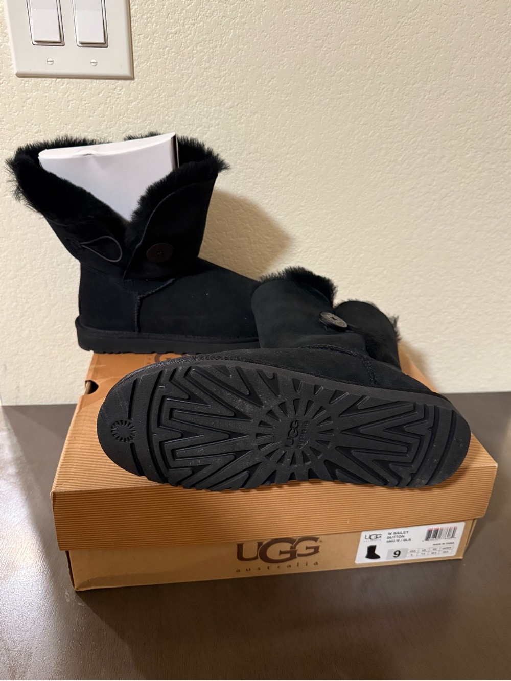 UGG Women's Bailey Button-Detail Short Boot - Black size 9 - Picture 4 of 4